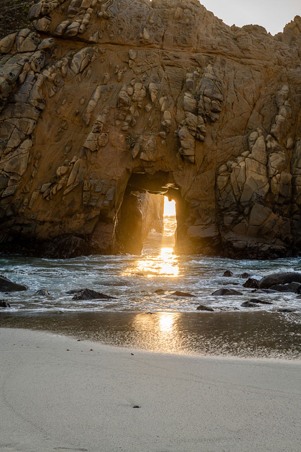 Виолетов песок и сончева порта во карпа: Плажа за восхитување од безбедна далечина