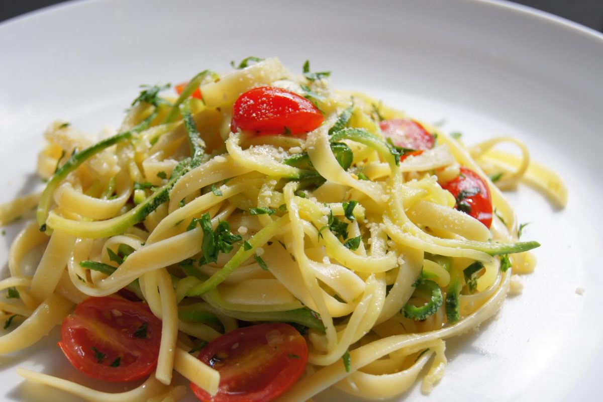 Рецепт за лингвини со авокадо, домати и лимета