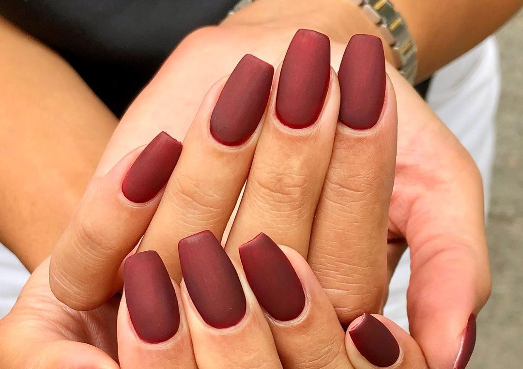 За љубителите на едноставноста: 9 нијанси на лакови за нокти што ќе се носат оваа есен