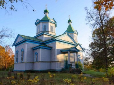 Само во Источна Европа: Гратче чија тиркизна, дрвена црква ве води кон вселената