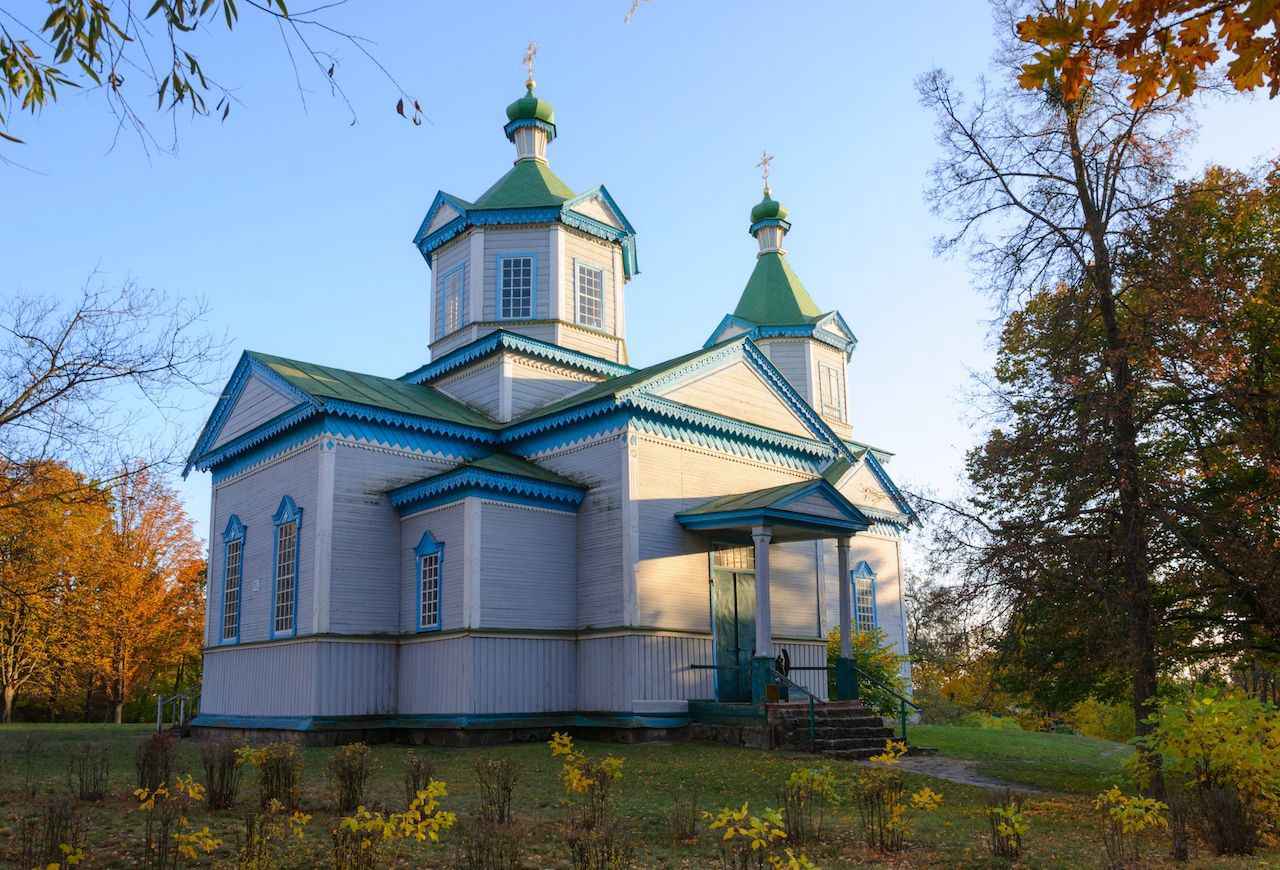 Само во Источна Европа: Гратче чија тиркизна, дрвена црква ве води кон вселената