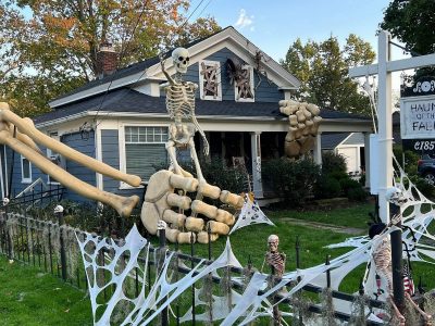 Американец изградил огромен скелет за Ноќта на вештерките, погледнете како!