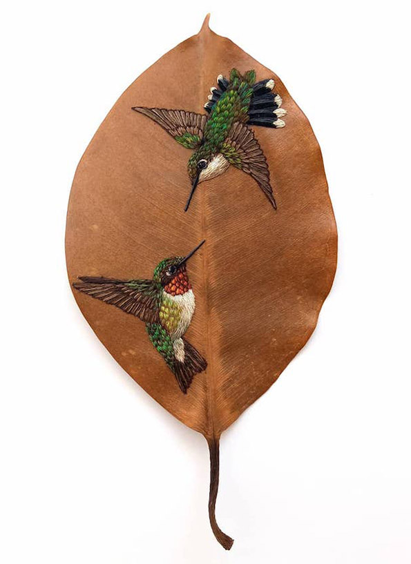 Уметница користи суво лисје како неконвенционално платно за везење птици