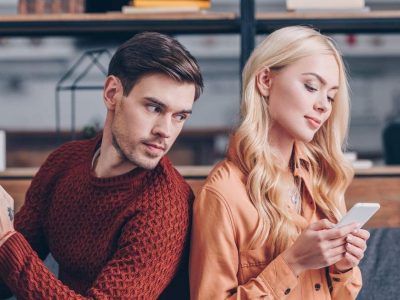 6 знаци кои ќе ви укажат на тоа дека вашиот партнер е претерано љубоморен