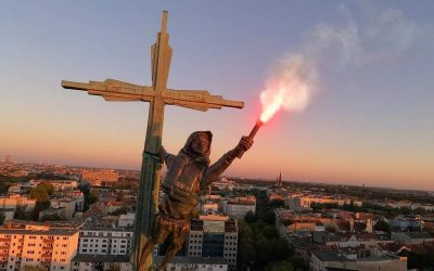 Моќна скулптура на врвот на берлинска црква како потсетник за глобалната бегалска криза