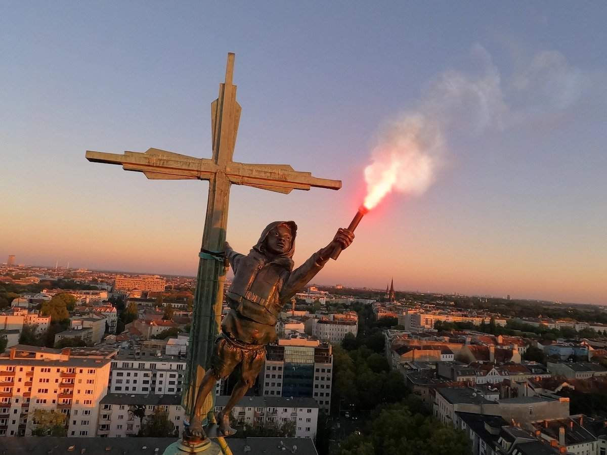 Моќна скулптура на врвот на берлинска црква како потсетник за глобалната бегалска криза