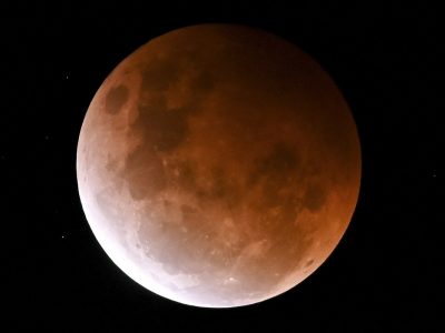 Затемнување на Месечината на 19 ноември: Доаѓаат големи промени за овие 4 хороскопски знаци!