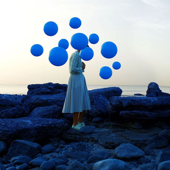 Фотографка користи балони со јарки бои за да ја прикаже длабината на душата во нејзините автопортрети