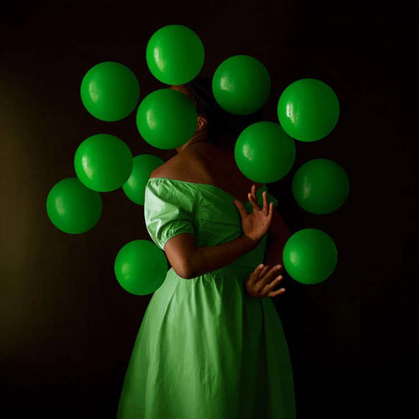Фотографка користи балони со јарки бои за да ја прикаже длабината на душата во нејзините автопортрети