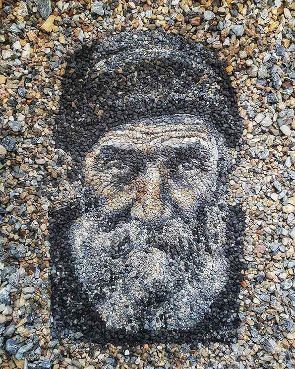 Уметник креира неверојатни мозаици со камчиња насекаде низ Тајланд