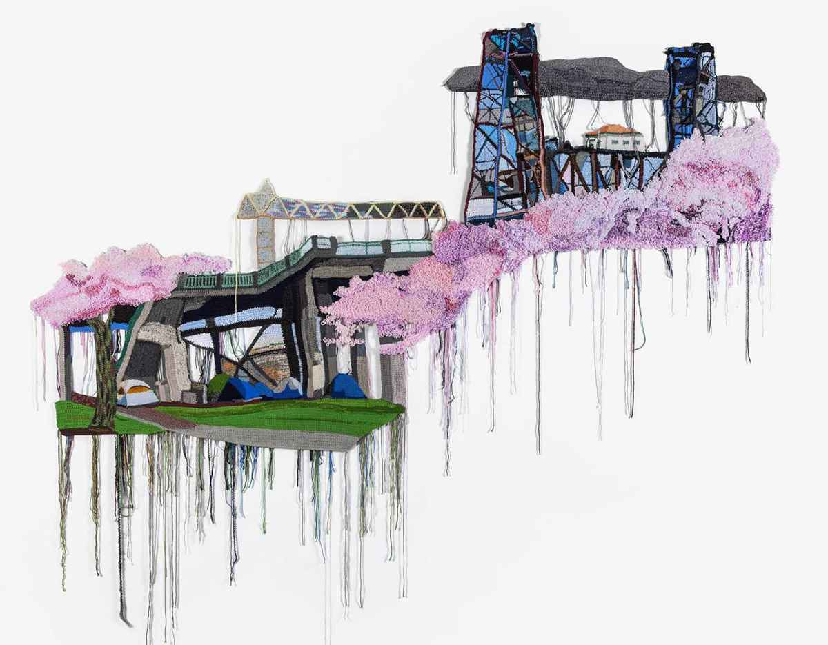 Уметница користи рециклирано предиво и пластика за да ја подигне свеста за климатската криза