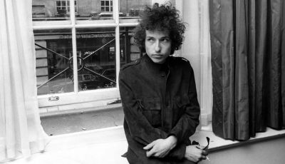 Откријте го визуелниот свет на Боб Дилан преку изложбата на негови уметнички дела