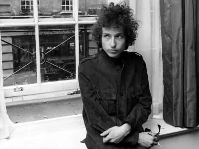 Откријте го визуелниот свет на Боб Дилан преку изложбата на негови уметнички дела