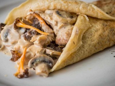 Рецепт за руски палачинки со сос од печурки и пилешко месо