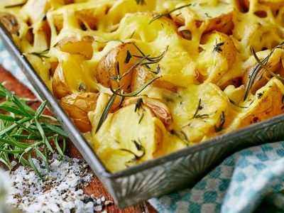 Рецепт за крцкави компири со сирење: Толку се вкусни што нема да можете да им одолеете!