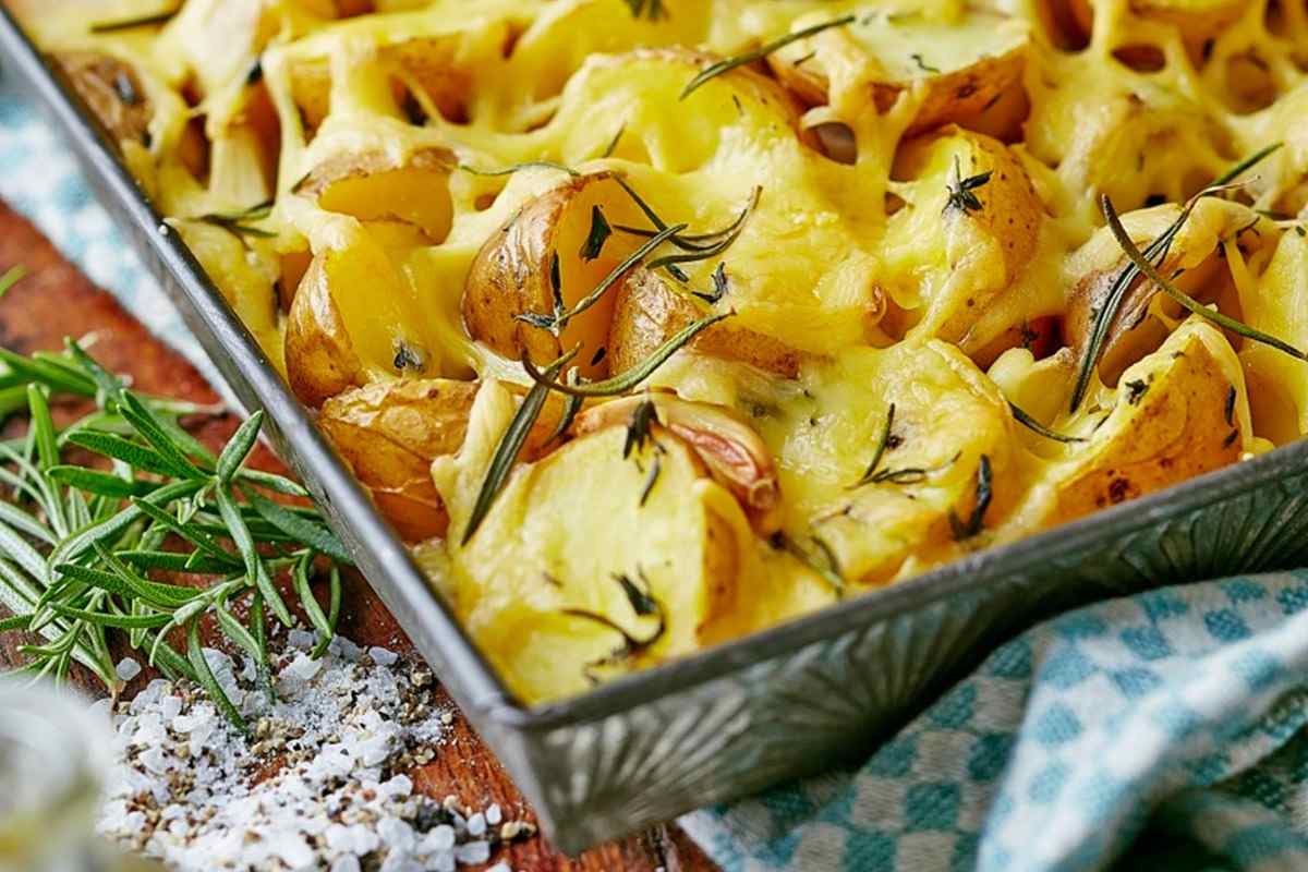 Рецепт за крцкави компири со сирење: Толку се вкусни што нема да можете да им одолеете! 