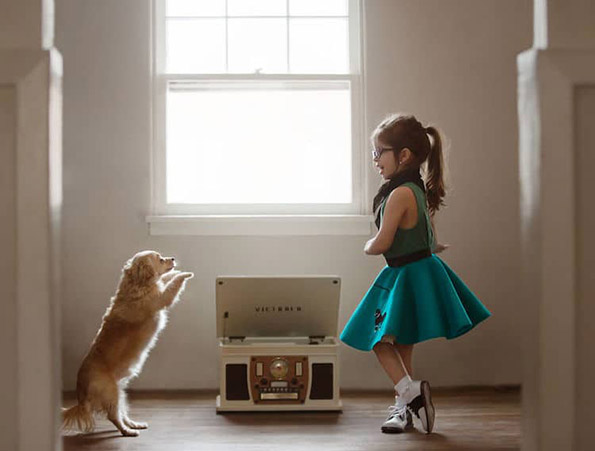 Слатки портрети ја доловуваат неразделната врска помеѓу девојче и нејзиното куче