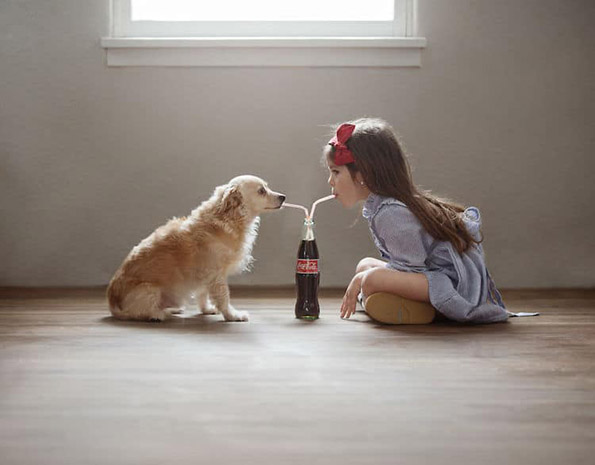 Слатки портрети ја доловуваат неразделната врска помеѓу девојче и нејзиното куче