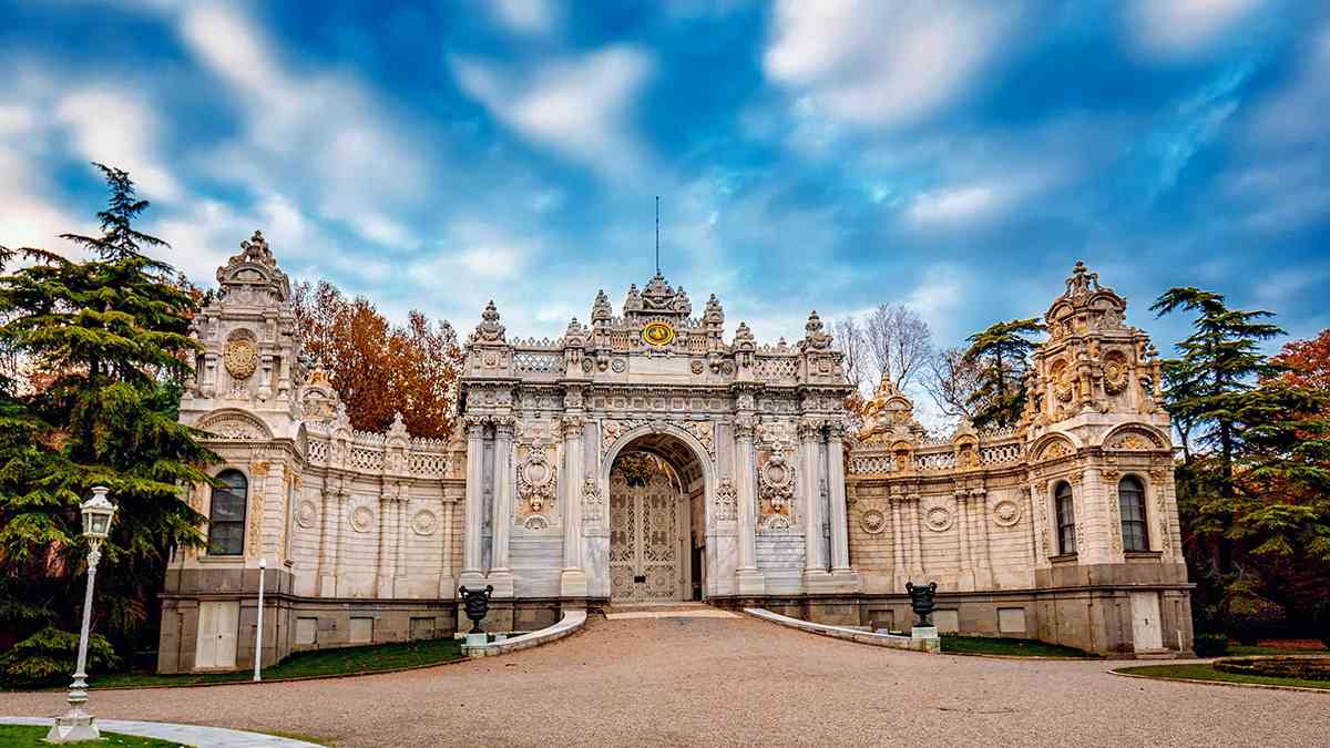Која е првата палата во Турција која била изградена во европски стил?