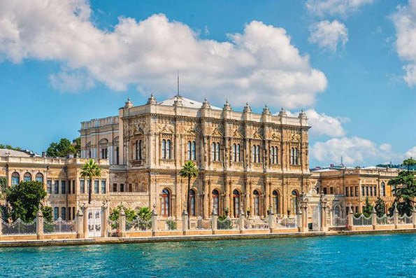 Која е првата палата во Турција која била изградена во европски стил?
