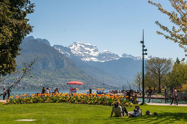 Градот Анси: Бисер на француските Алпи со едно од најубавите езера во цела Европа!