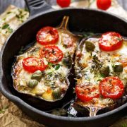 Брзо и вкусно: Рецепт за печени модри патлиџани со сирење и домати