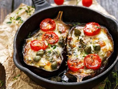 Брзо и вкусно: Рецепт за печени модри патлиџани со сирење и домати
