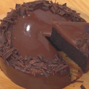 Неверојатно вкусна чоколадна торта за која ви се потребни само 3 состојки!