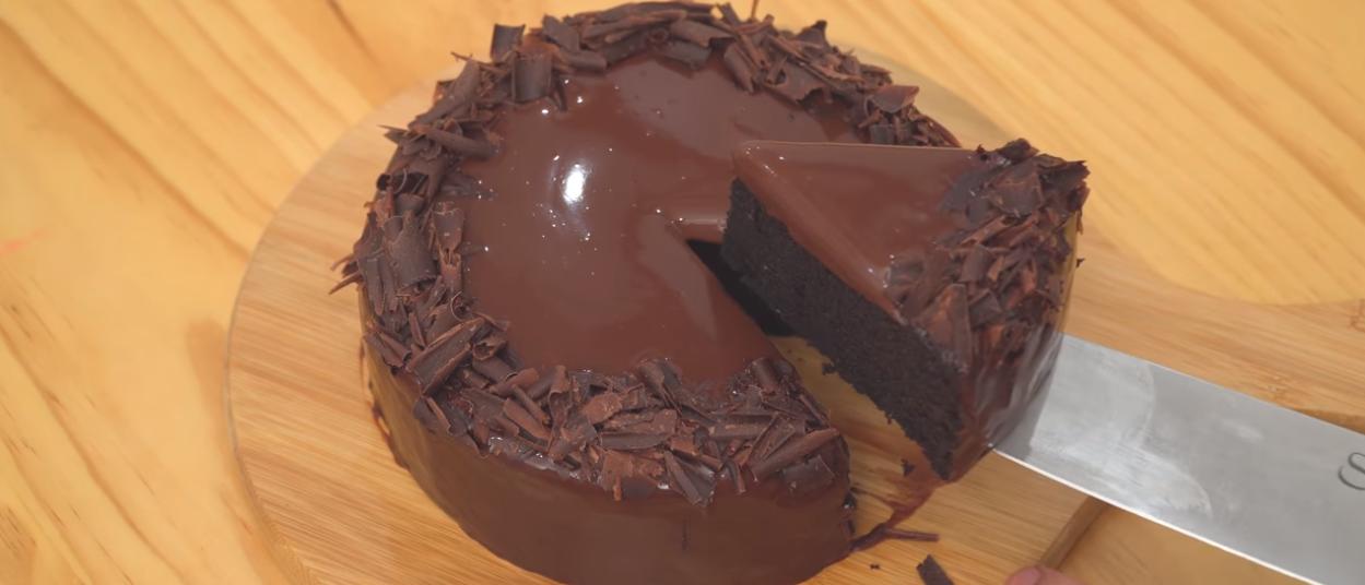 Неверојатно вкусна чоколадна торта за која ви се потребни само 3 состојки!