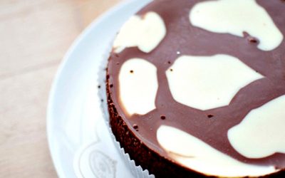 Рецепт за неодоливо вкусен десерт: Црно-бела чоколадна торта која не се пече