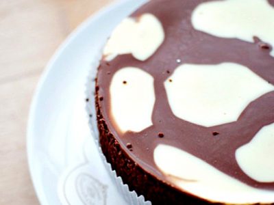 Рецепт за неодоливо вкусен десерт: Црно-бела чоколадна торта која не се пече