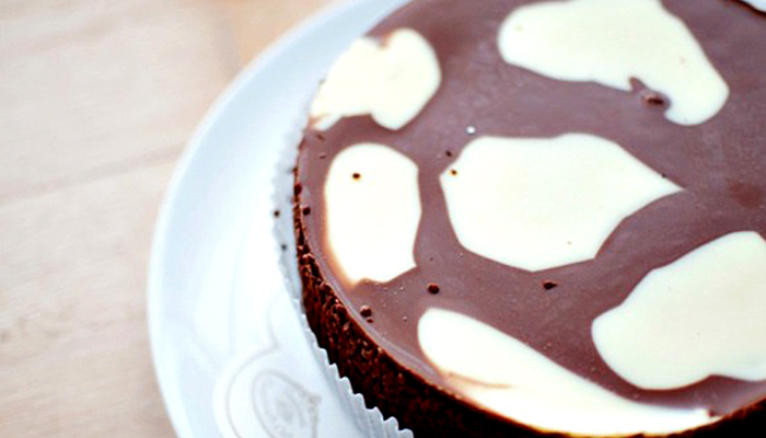 Рецепт за неодоливо вкусен десерт: Црно-бела чоколадна торта која не се пече 