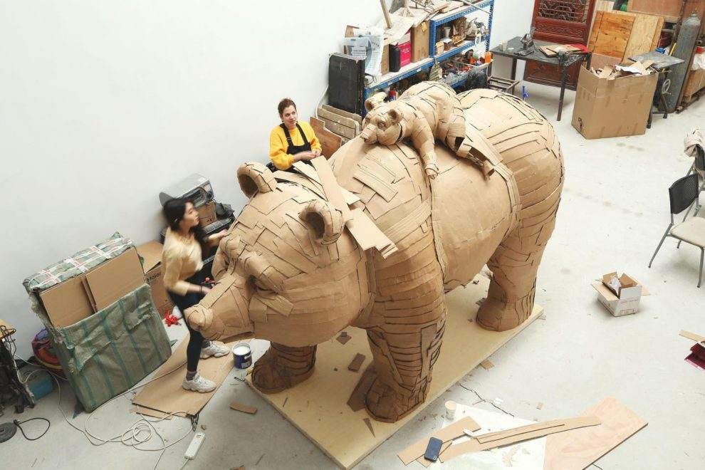 Уметница создава скулптури од картон со политичка порака!