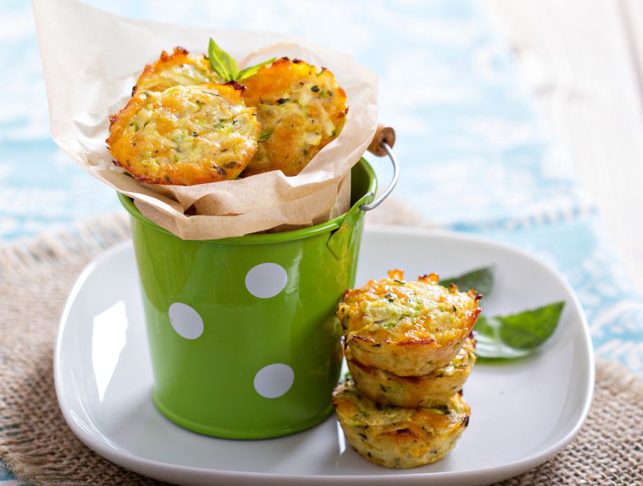 Рецепт за превкусни солени колачи со тиквички и сирење