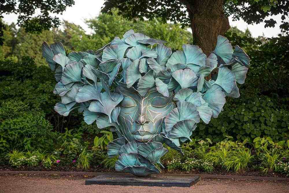 Уметник се обидува да ја долови врската меѓу човекот и природата преку овие скулптури!