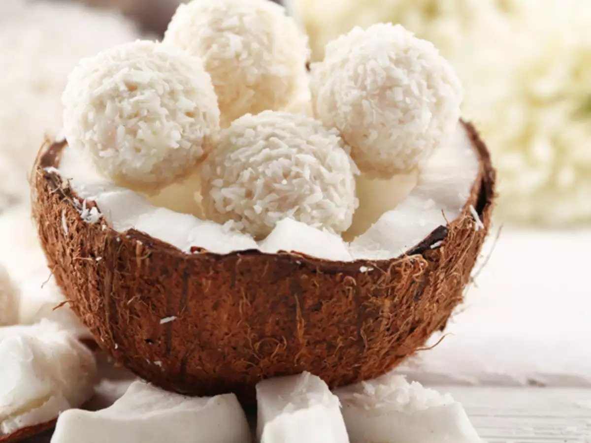 Рецепт за неодоливи кокосови бомбици кои се топат во уста!