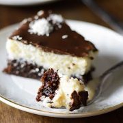 Рецепт за неодоливо вкусен колач со кокос и чоколадна глазура!