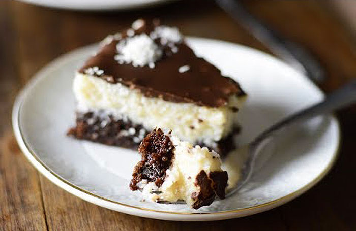 Рецепт за неодоливо вкусен колач со кокос и чоколадна глазура! 