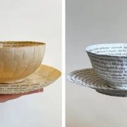 Уметница изработува необични хартиени скулптури на шолји за чај