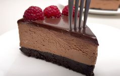 Кремаста и сочна: Рецепт за торта со чоколадо и малини без печење