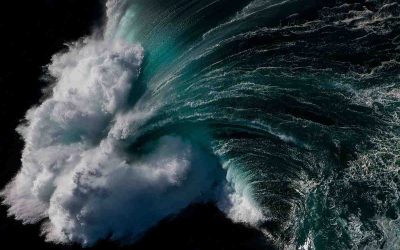 Овие фотографии ја доловуваат величествената убавина на брановите!