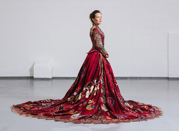 Овој необичен фустан е изработен од 343 уметници од целиот свет!