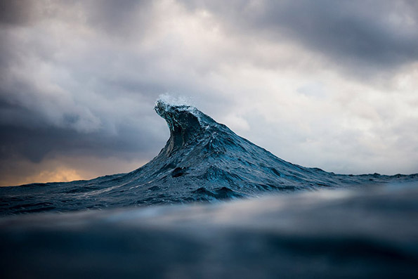 Овие фотографии ја доловуваат величествената убавина на брановите!