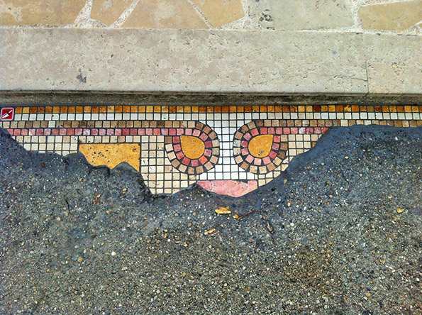 Уличен уметник ги претвора дупките на патот во шарени мозаици!