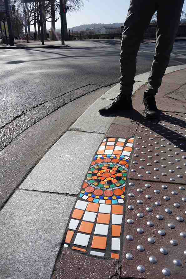 Уличен уметник ги претвора дупките на патот во шарени мозаици!
