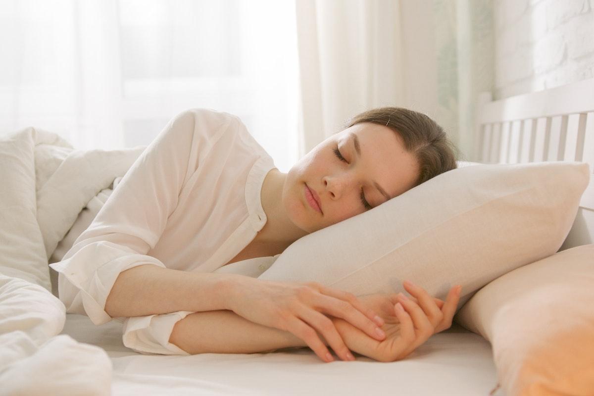 Колку часа сон ви се доволни за да го „преживеете“ денот?