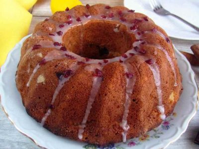 Рецепт за мек и сочен колач со јаболка и чоколадо