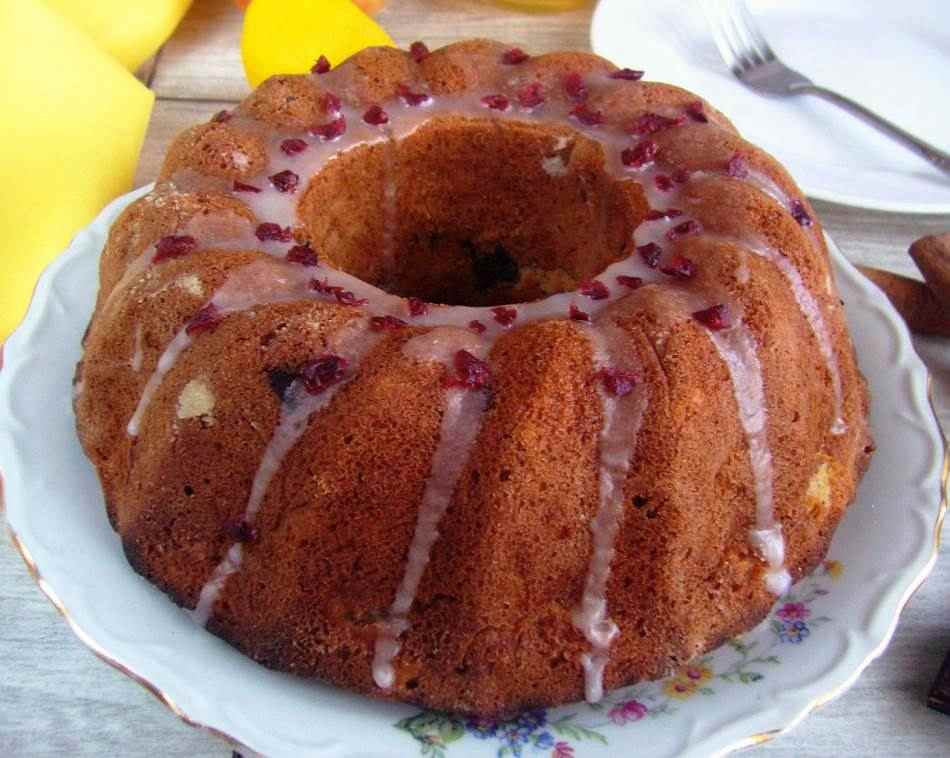 Рецепт за мек и сочен колач со јаболка и чоколадо