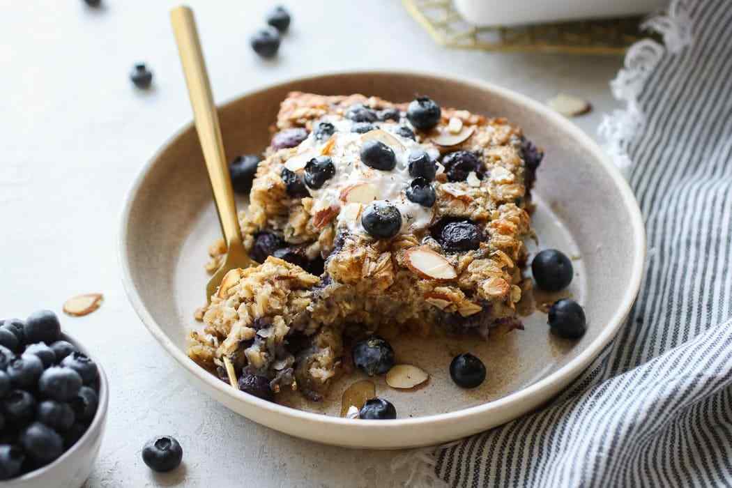 Вкусен и брз појадок: Рецепт за запечена овесна каша