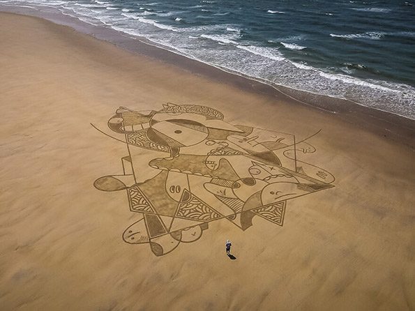 Уметност на плажа: Џиновски цртежи на западниот брег на Франција